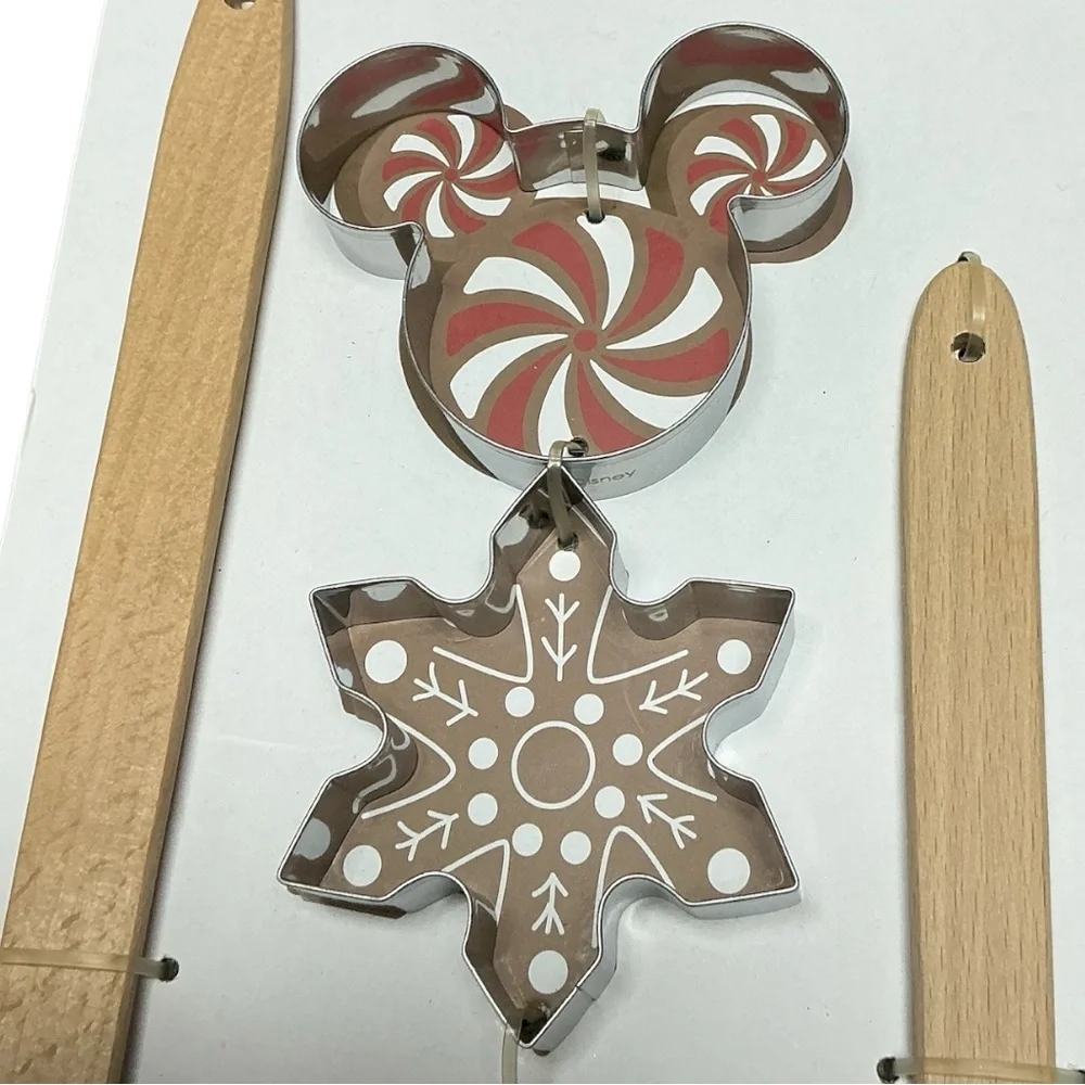 Disney  - NWT - Holiday Baking Set with Green and Brown Accents